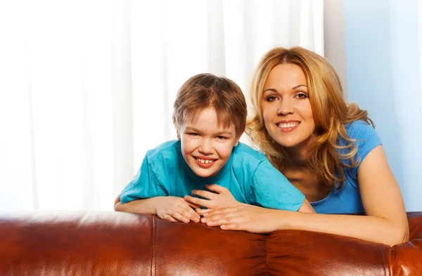 어머니와 웃는 아들 — 스톡 사진