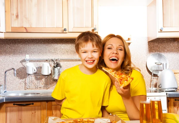 Pizza tutan anne ve oğlu — Stok fotoğraf