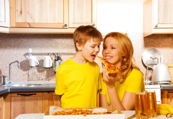 Ragazzo che morde pizza — Foto Stock