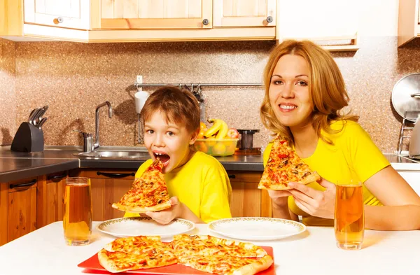 小男孩和母亲吃披萨 — 图库照片