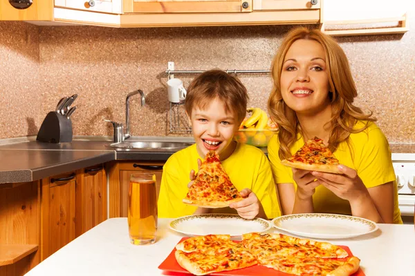 Garçon et mère manger pizza — Photo