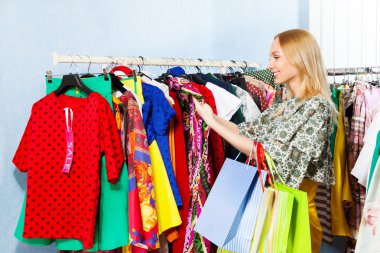 Kıyafet seçen kız