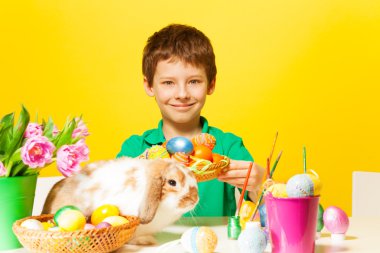 Çocuk Doğu yumurta tutar