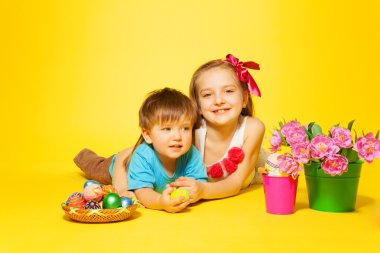 küçük çocuk kızla