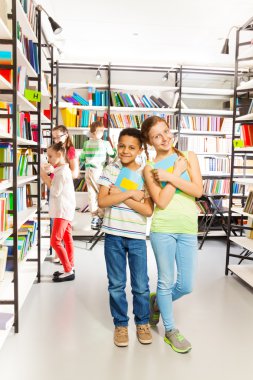 kız ve oğlan kitaplığı