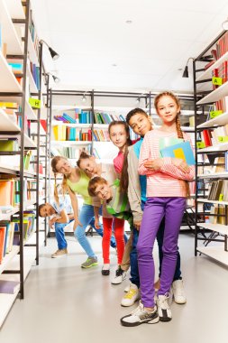 Çocuk kitaplık içinde oyun