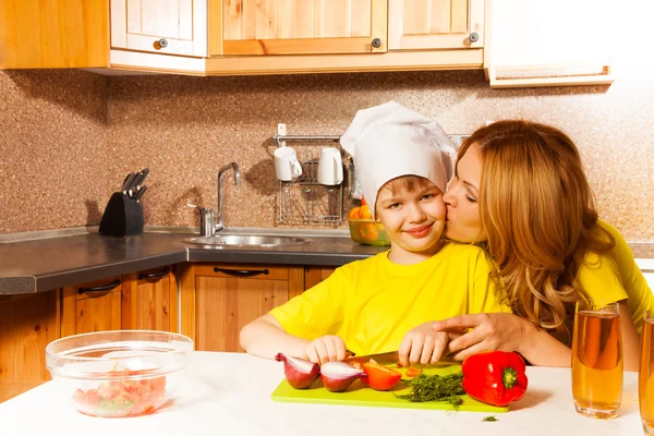 Madre e figlio tagliati verdure — Foto Stock