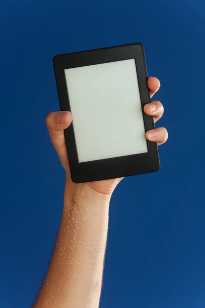 Libro electrónico en mano — Foto de Stock