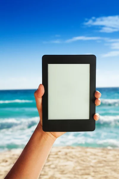 Ebook no fundo da praia — Fotografia de Stock