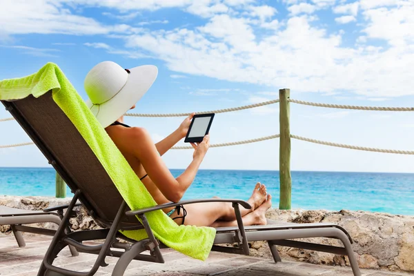 Woman   reading  electronic book — Stock Photo, Image