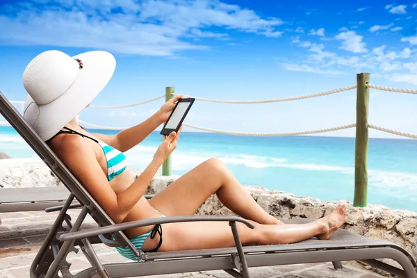 Woman Reading on vacation — Stock Photo, Image