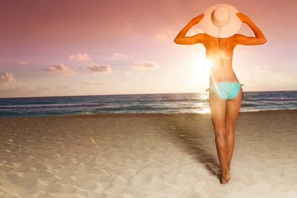 Vrouw en strand — Stockfoto