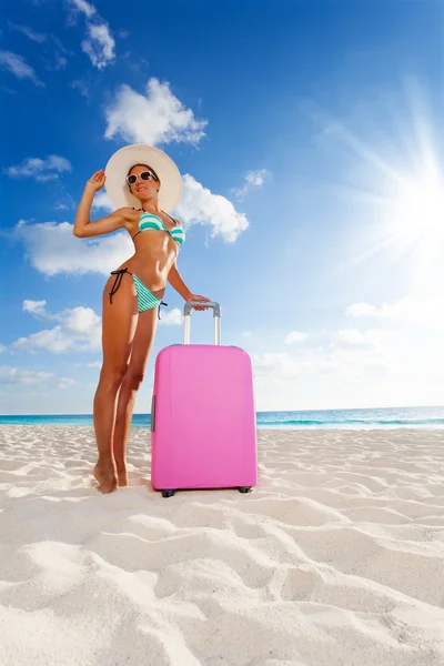 Vrouw met koffer op strand — Stockfoto