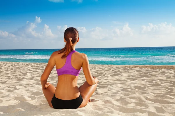 Joga relaks na plaży — Zdjęcie stockowe