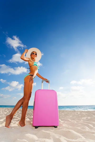 ビーチでスーツケースを持つ女性 — ストック写真