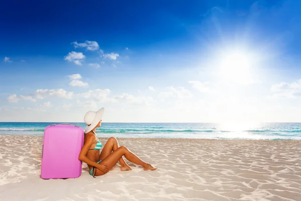Vrouw met koffer op strand — Stockfoto