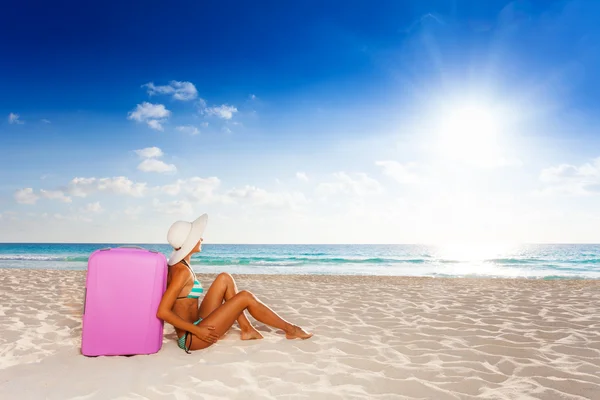 Woman with suitcase on beach — Stock Photo, Image