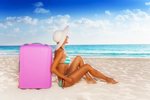 在海滩上的手提箱的女人 — 图库照片