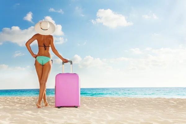 Mujer con maleta en la playa —  Fotos de Stock