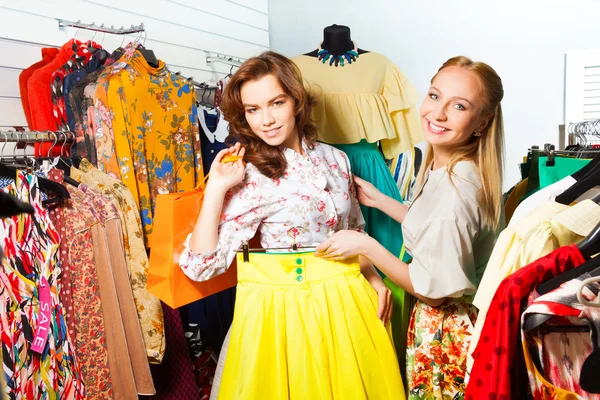 Twee vrouwen kiezen rok — Stockfoto