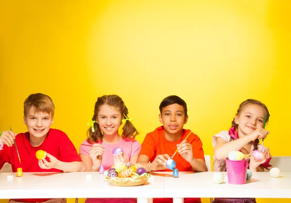 Enfants peignent oeufs de Pâques — Photo