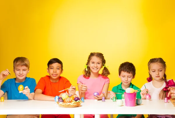 Enfants peignent oeufs de Pâques — Photo