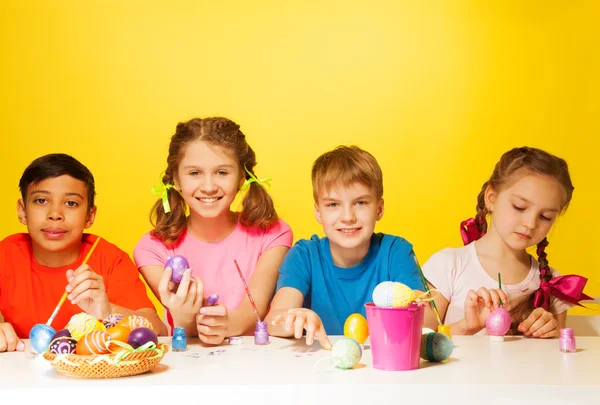 Children colour Easter eggs — Stock Photo, Image