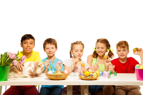 Dzieci malowanie jaj we — Zdjęcie stockowe