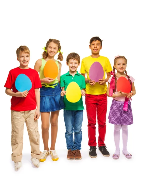 Crianças segurando cartões de ovo — Fotografia de Stock