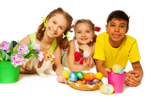 Three  kids  with Eastern eggs — Stock Photo, Image