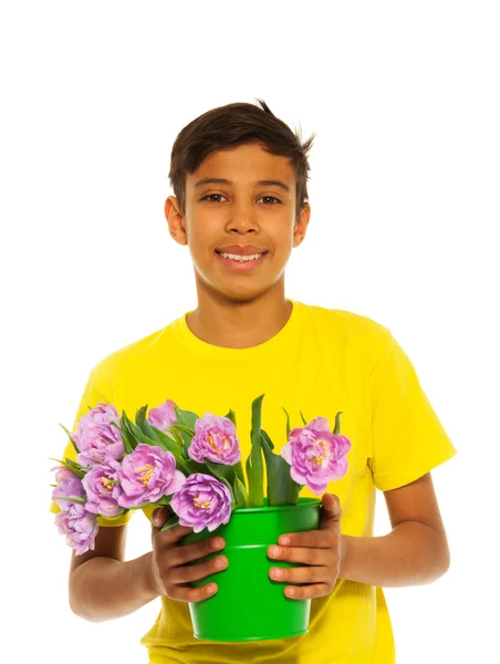 Niño sosteniendo tulipanes — Foto de Stock