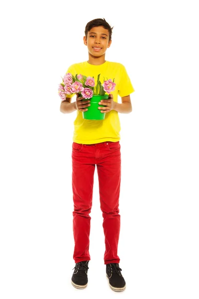 Chłopca gospodarstwa tulipany — Zdjęcie stockowe