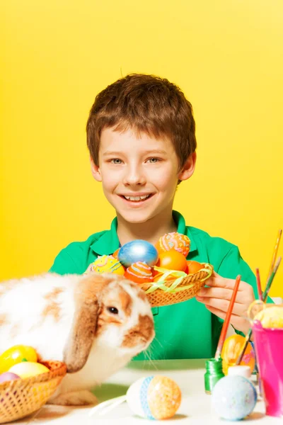 プレート、東の卵を持つ少年 — ストック写真