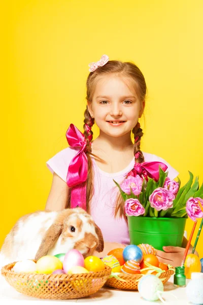 Girl holds  pink tulips — Stock Photo, Image