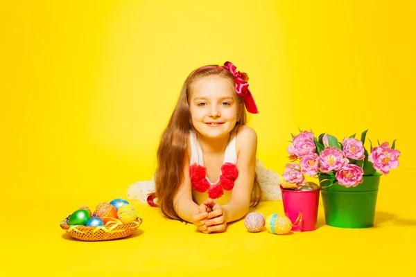 Dívka s tulipány, vejce — Stock fotografie