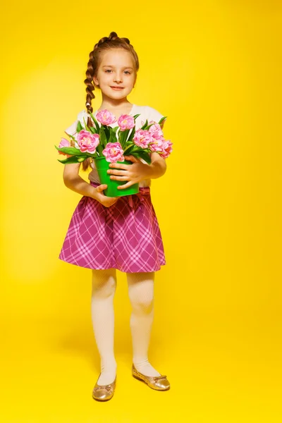 Dívka drží růžové tulipány — Stock fotografie