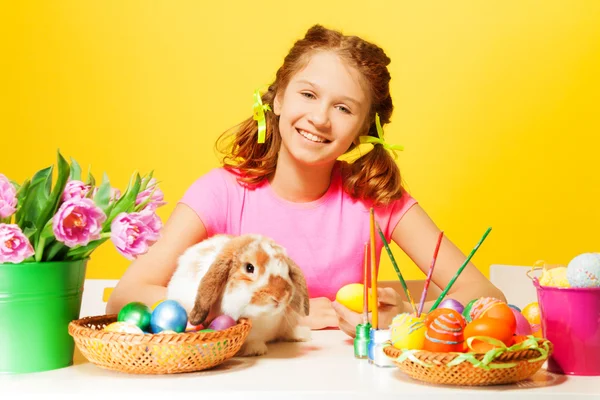 Ragazza con uova di Pasqua e coniglio — Foto Stock