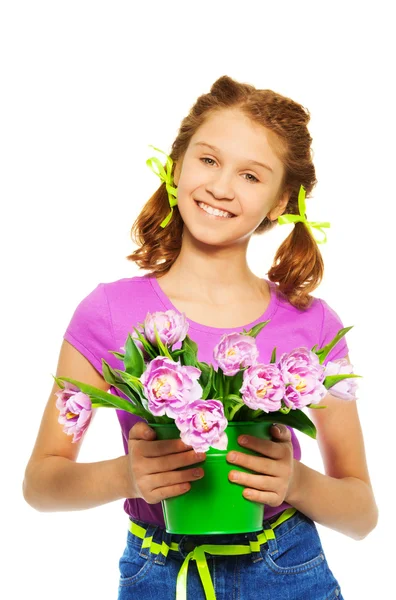 Menina segurando tulipas rosa — Fotografia de Stock