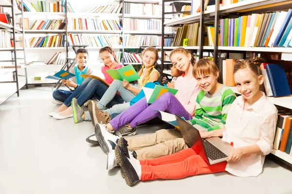 Zes kinderen in bibliotheek — Stockfoto