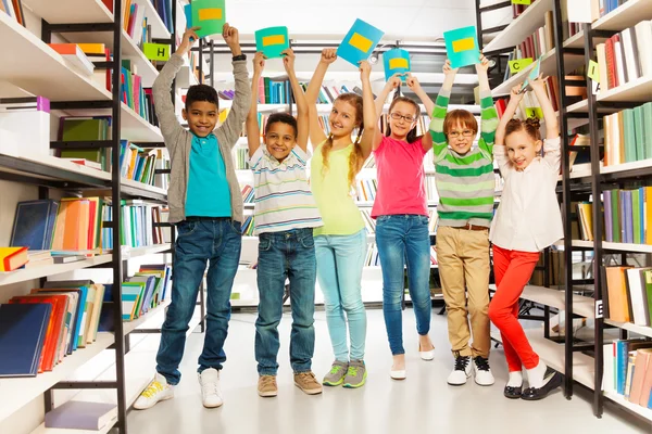 Seis niños en la biblioteca — Foto de Stock