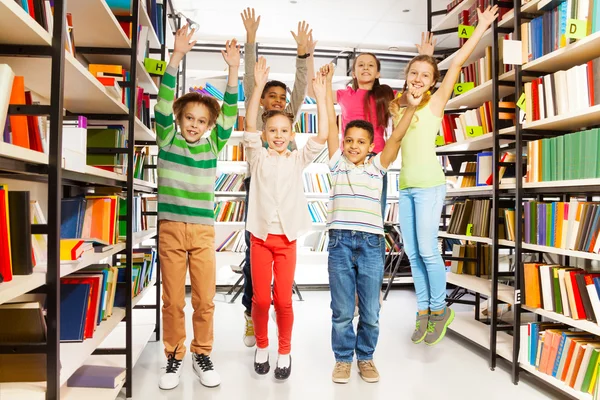 Kinder springen in Bibliothek — Stockfoto