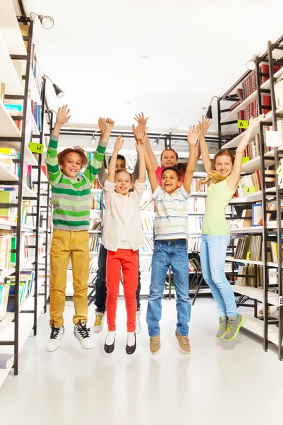 Děti skok v knihovně — Stock fotografie