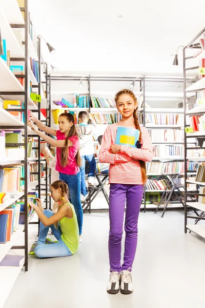 Fille dans la bibliothèque — Photo