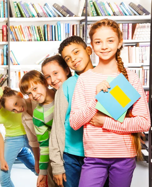 Niños dentro de la biblioteca —  Fotos de Stock