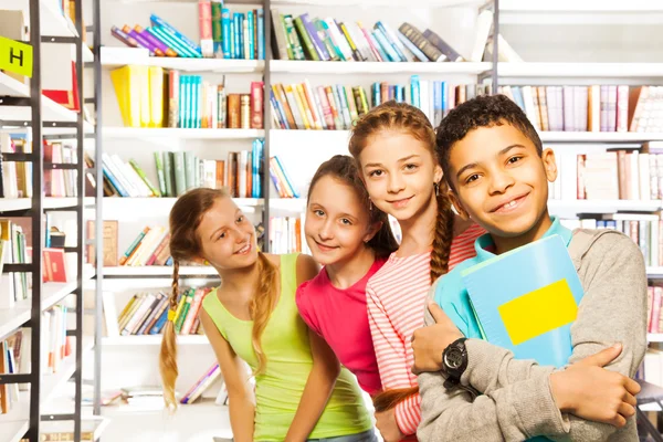 Quatro crianças com livros — Fotografia de Stock