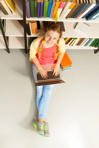 Κορίτσι με φορητό υπολογιστή — Φωτογραφία Αρχείου