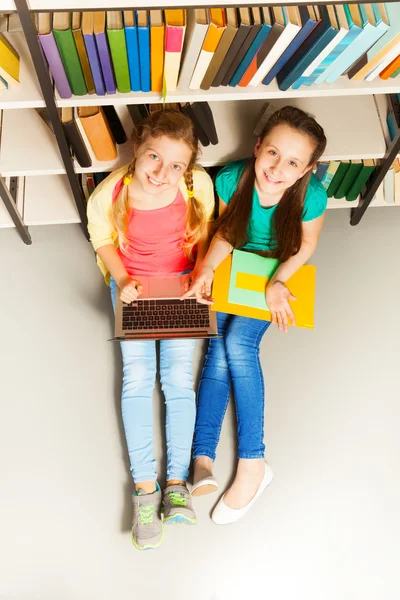 Dwie dziewczyny w bibliotece — Zdjęcie stockowe