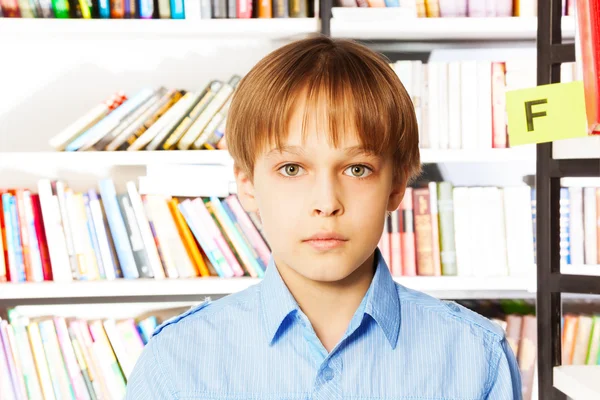 Αγόρι στη βιβλιοθήκη — Φωτογραφία Αρχείου