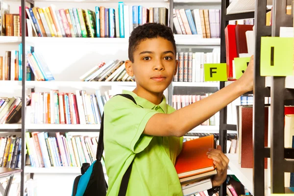 Boy busca libro —  Fotos de Stock