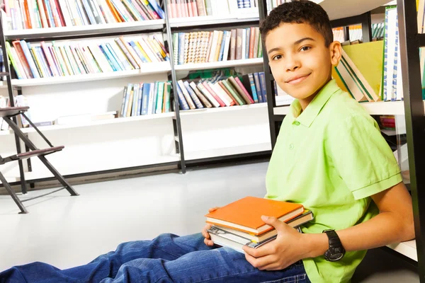 Leerling met stapel boeken — Stockfoto